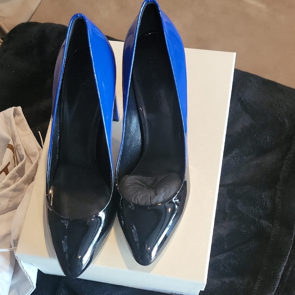 M. Gemi Lustro Blue and Black Heels with Pointed Toe